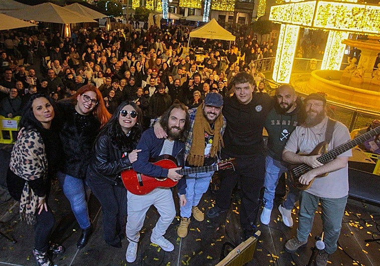El concierto del Shuli alegra la Navidad con una entregada plaza de España de Mérida